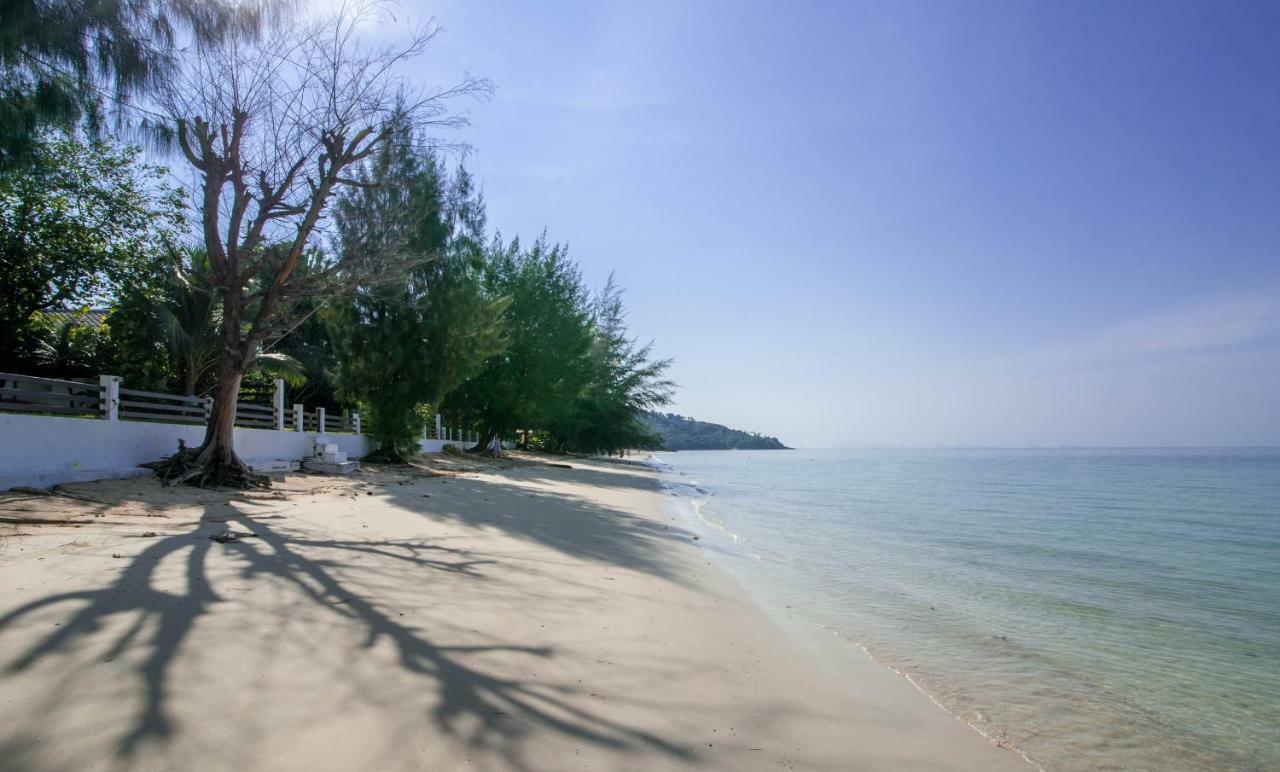 Beach Front Villa Ban Bang Po Exterior foto